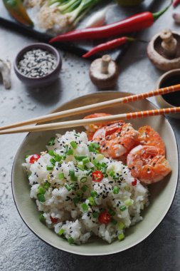 teppanyaki kızarmış pirinç karides, mantar, yeşil soğan, biber ve otlar ile yakın çekim 