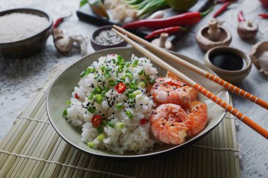 Teppanyaki Kızarmış karides, mantar, yeşil soğan, biber ve otlar hafif beton zemin üzerine pilav