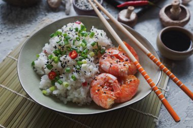 teppanyaki kızarmış pirinç karides, mantar, yeşil soğan, biber ve otlar ile yakın çekim 