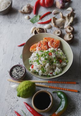 Teppanyaki kızarmış pilav karides, mantar, yeşil soğan, biber ve otlar 