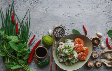 Teppanyaki Kızarmış karides, mantar, yeşil soğan, biber ve otlar kopya alanı hafif beton zemin üzerine pilav