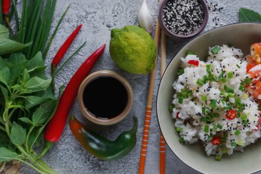 Teppanyaki kızarmış pilav karides, mantar, yeşil soğan, biber ve otlar 