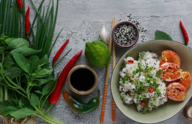 Teppanyaki kızarmış pilav karides, mantar, yeşil soğan, biber ve otlar 