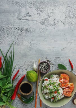 Teppanyaki Kızarmış karides, mantar, yeşil soğan, biber ve otlar kopya alanı hafif beton zemin üzerine pilav