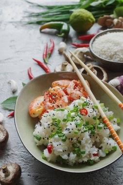 Teppanyaki kızarmış pilav karides, mantar, yeşil soğan, biber ve otlar 