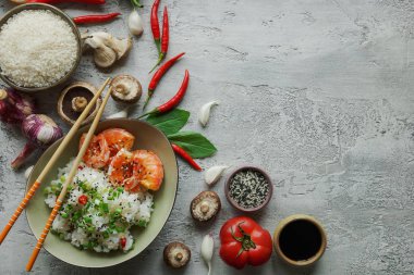 Teppanyaki Kızarmış karides, mantar, yeşil soğan, biber ve otlar kopya alanı hafif beton zemin üzerine pilav