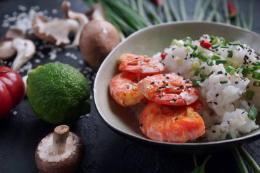 teppanyaki kızarmış pirinç karides, mantar, yeşil soğan, biber ve otlar ile yakın çekim 