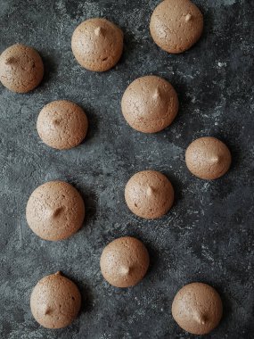 Çikolata kremalı tanımlama karanlık taş zemin üzerine