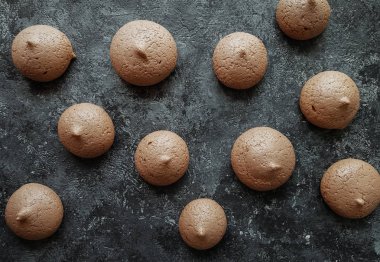 Çikolata kremalı tanımlama karanlık taş zemin üzerine