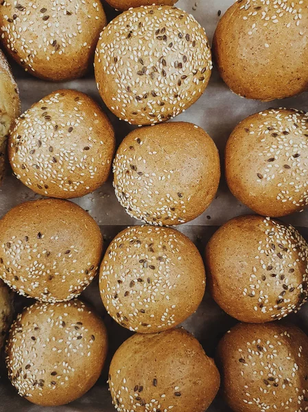 Ugnsbakad Färsk Bullar Med Sesam — Stockfoto