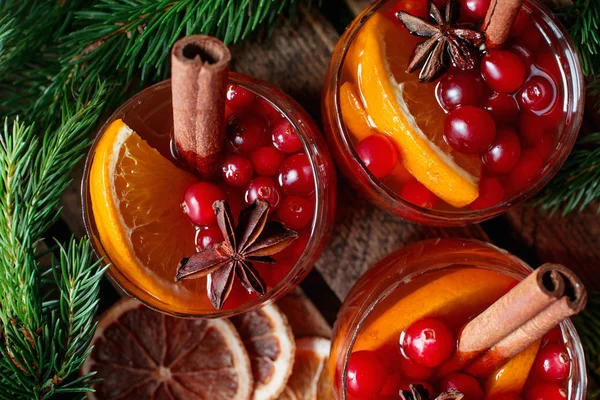 Çilek, limon, tarçın ve çam dalları ile geleneksel Noel içecekler