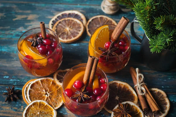 Traditionelle Weihnachtsgetränke Mit Beeren Zitrone Zimtstangen Und Tannenzweigen — Stockfoto