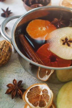 Portakal, elma ve alüminyum güveç içinde baharatlar ile ev yapımı mulled şarap 
