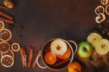 Portakal, elma ve alüminyum güveç içinde baharatlar ile ev yapımı mulled şarap 