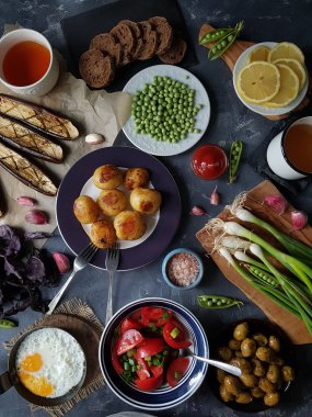 Tablo ayarı taze sebze, yumurta ve patates kızartması ile