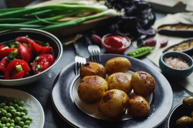 Tablo ayarı patates kızartması ve domates salatası ile 