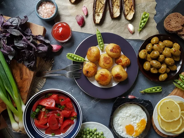 Tablo ayarı taze sebze, yumurta ve patates kızartması ile