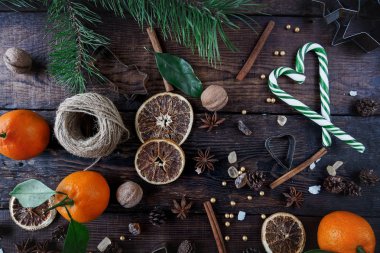 Karanlık rustik ahşap arka plan üzerinde Noel ve yeni yıl süslemeleri