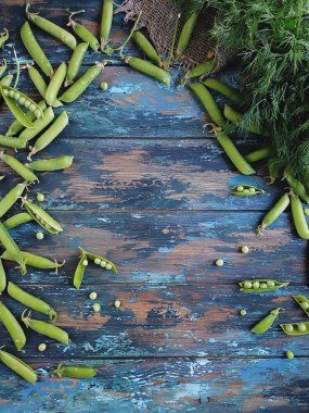 Lezzetli ham organik olgun yeşil bezelye ahşap tablo