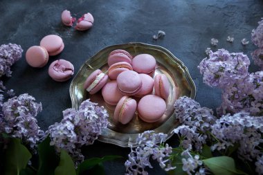 Lavanta ya da yaban mersini macaroons bahar çiçekleri ile dekore edilmiş kapatmak