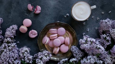 karanlık taş masada lavanta ya da yaban mersini macaroons ve cappuccino kahve bir fincan Üstten Görünüm