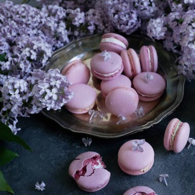 Lavanta ya da yaban mersini macaroons bahar çiçekleri ile dekore edilmiş kapatmak