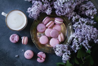 karanlık taş masada lavanta ya da yaban mersini macaroons ve cappuccino kahve bir fincan Üstten Görünüm