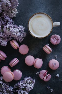 karanlık taş masada lavanta ya da yaban mersini macaroons ve cappuccino kahve bir fincan Üstten Görünüm