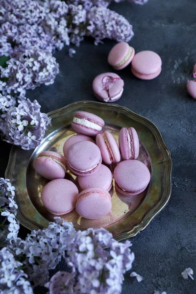 Vista Superior Macaroons Lavanda Mirtilo Decorados Com Flores Primavera — Fotografia de Stock