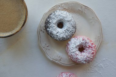 taze kahve ve beyaz renkli çörekler arka plan mermer