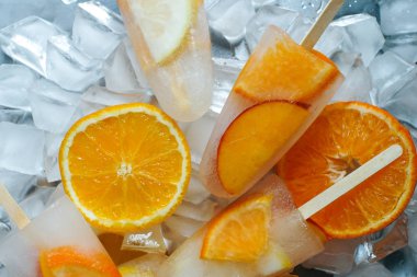 buzlu meyve ile dondurma yakın