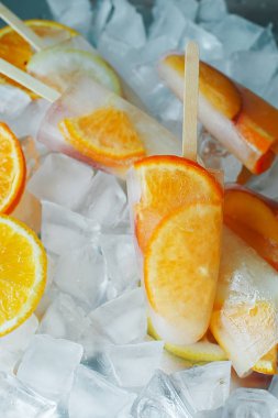 buzlu meyve ile dondurma yakın