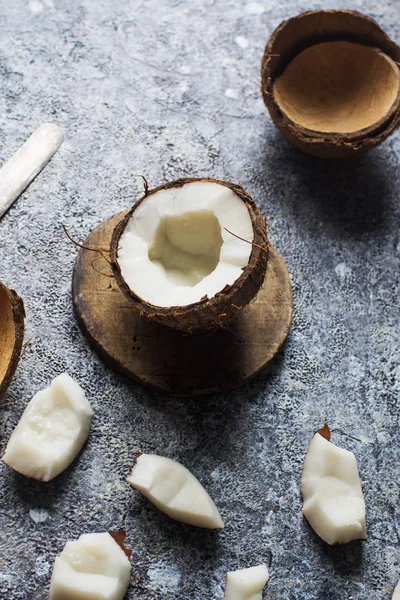 Frische Rohe Halbierte Kokosfrüchte Auf Dunklem Steinhintergrund Gebrochene Kokosnuss Gesundes — Stockfoto