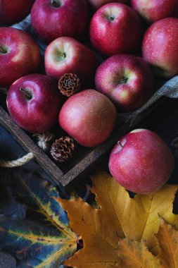 ahşap kutuda Olgun kırmızı elma üst görünümü 