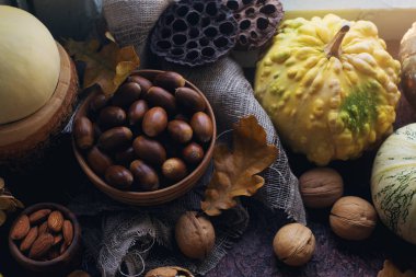 Dekoratif kabak, mısır, ceviz, sonbahar yaprakları, koyu taş masa üzerinde meşe palamudu ile Sonbahar arka plan