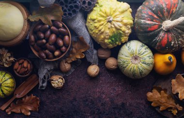 Dekoratif kabak, mısır, ceviz, sonbahar yaprakları, koyu taş masa üzerinde meşe palamudu ile Sonbahar arka plan