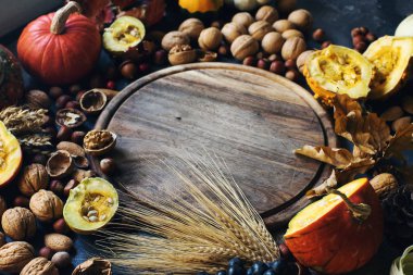 Dekoratif kabak, mısır, fındık, üzüm, buğday ve kopya alanı ile ahşap tahta ile Sonbahar veya şükran arka plan 