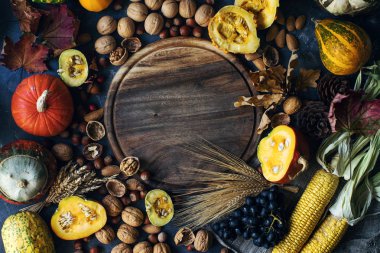Dekoratif kabak, mısır, fındık, üzüm, buğday ve kopya alanı ile ahşap tahta ile Sonbahar veya şükran arka plan 