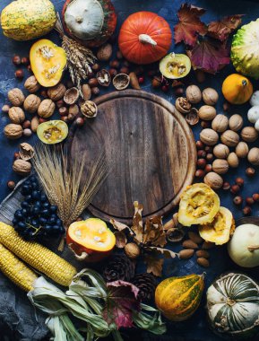 Dekoratif kabak, mısır, fındık, üzüm, buğday ve kopya alanı ile ahşap tahta ile Sonbahar veya şükran arka plan 