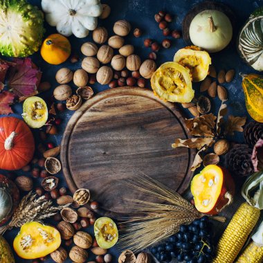 Dekoratif kabak, mısır, fındık, üzüm, buğday ve kopya alanı ile ahşap tahta ile Sonbahar veya şükran arka plan 