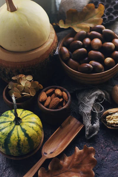 Fondo Otoño Con Calabaza Decorativa Maíz Nueces Hojas Otoño Bellotas — Foto de Stock