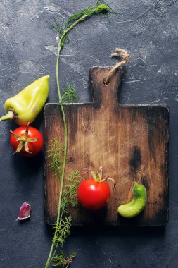 Köy ahşap kesim tahtasının etrafında çiğ taze meyve ve sebzeler. 