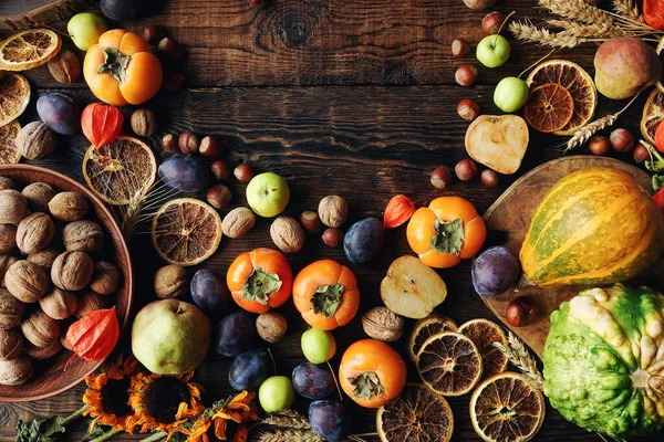 Composición Bodegones Otoño Con Frutas Verduras Frescas Surtido Ciruelas Caqui — Foto de Stock