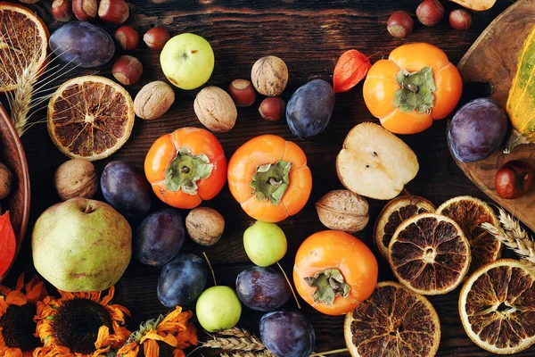 Composición Bodegones Otoño Con Frutas Verduras Frescas Surtido Ciruelas Caqui — Foto de Stock
