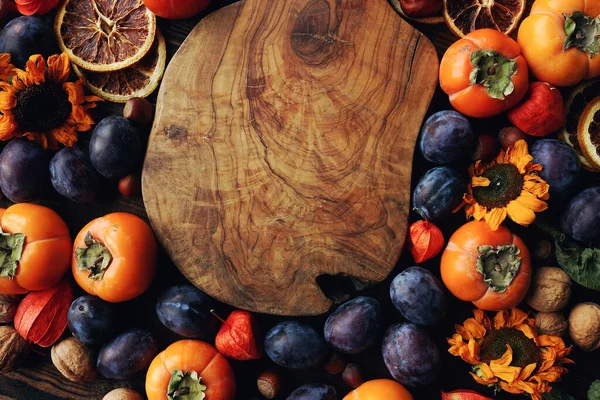 Composición Bodegones Otoño Con Frutas Verduras Surtido Ciruelas Caqui Nuez — Foto de Stock
