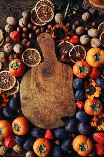 Composición Bodegones Otoño Con Frutas Verduras Surtido Ciruelas Caqui Nuez — Foto de Stock