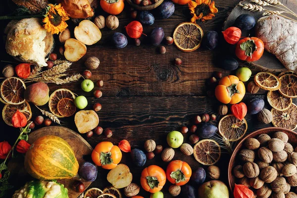 Composición Bodegones Otoño Con Frutas Verduras Frescas Surtido Ciruelas Caqui — Foto de Stock