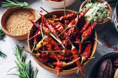 Renkli Hint baharatları ve hafif beton masadaki kaselerde bulunan otlar. Sağlıklı yaşam tarzı konsepti, seçici odaklanma