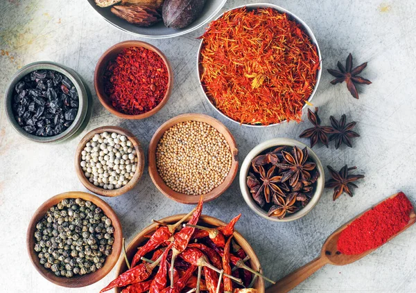 Épices Herbes Indiennes Colorées Dans Des Bols Sur Une Table — Photo