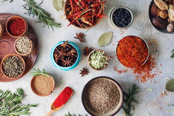 Épices Herbes Indiennes Colorées Dans Des Bols Sur Une Table — Photo